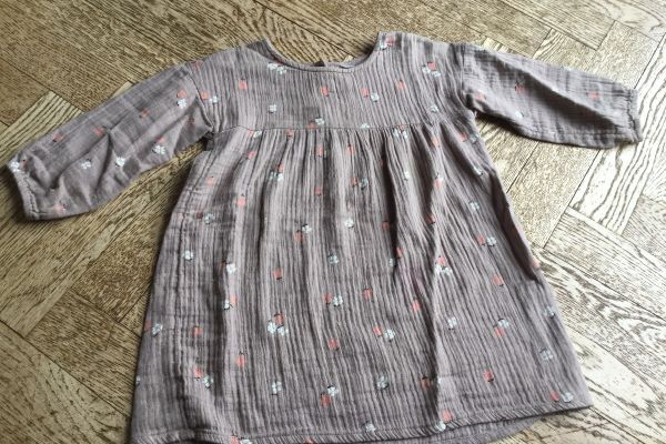 Sandfarbenes Kleidchen dreiviertelärmlig