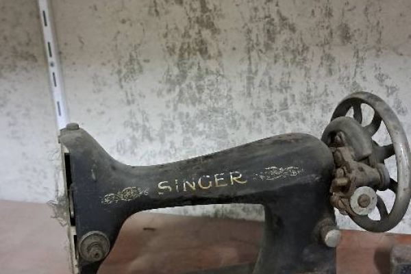 Antike Gegenstände und Werkzeuge zu verkaufen.