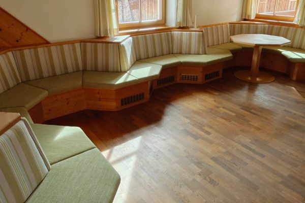 NUR NOCH HEUTE: Sitzecke aus massivem Zirbenholz billig zu verkaufen