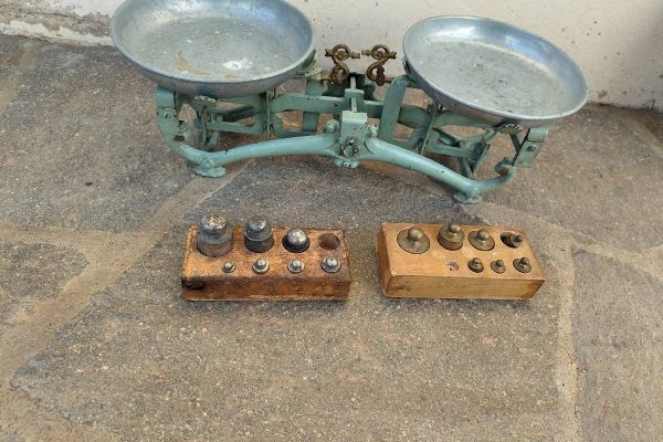 Antike Waage mit Gewichten