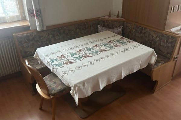 Eckbank mit Tisch u Stuhl