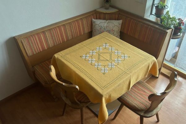 Eckbank mit Tisch u Stühle