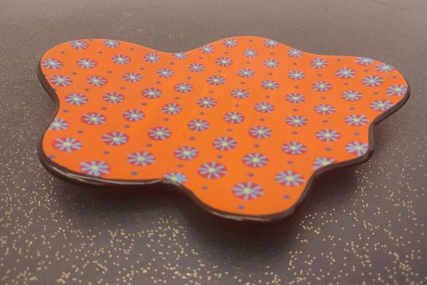 Schale mit Blumenmuster in orange