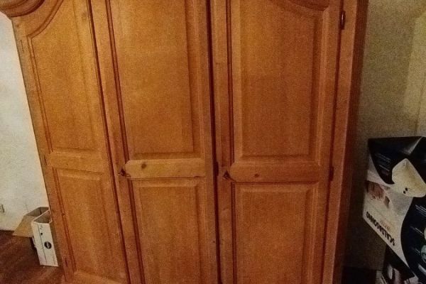 3 Holzschränke zu je 30 Euro