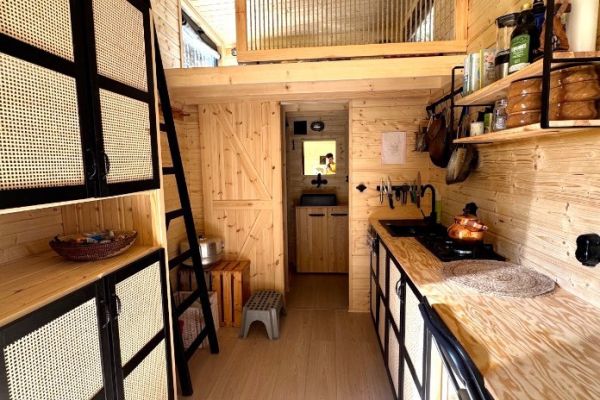 Tiny Haus in Holzbauweise mit Dusche, Gaskochfeld, Geschirrspüler, etc