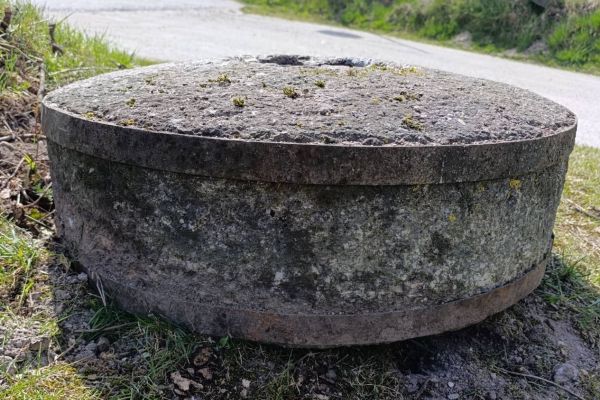 Mühlensteine und Porphyrplatten