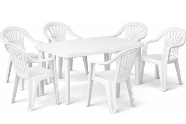 Gartenstühle und Gartentisch