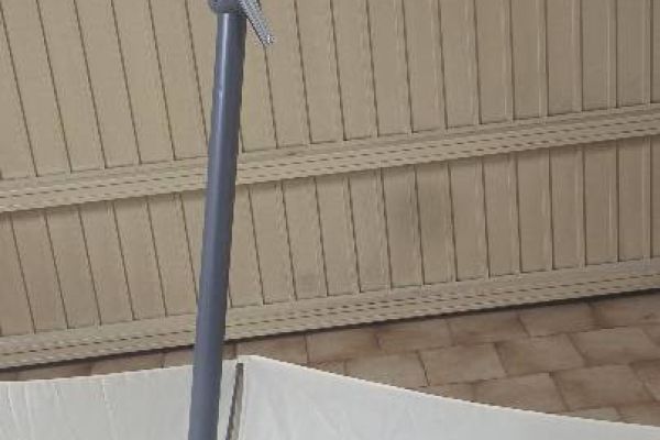 Großer Sonnenschirm mit Fuß