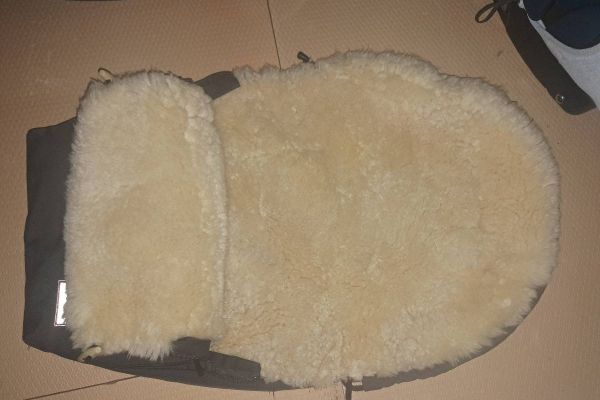 Echte Lammfellauflage / Fußsack / Einlage für Babyschale Gurtschlitze