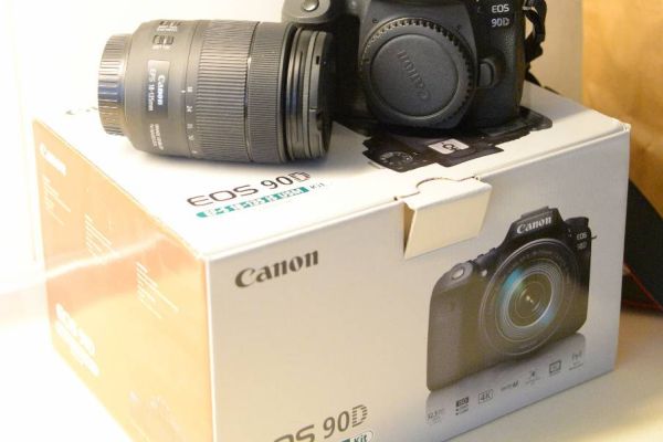 CANON EOS 90D mit Objektiv