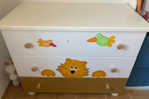 Kinderzimmer Schrank und Kommode