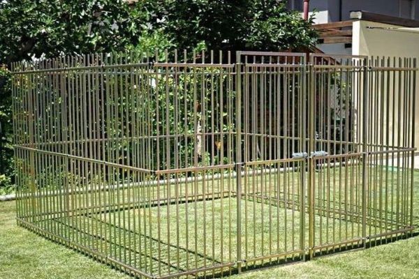 Modularer Außenzaun für Hunde