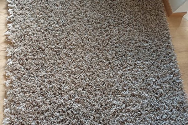 großflächiger Teppich in sehr gutem Zustand