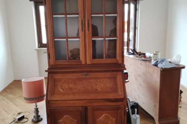 Schöner Holzkasten und Schreibtisch mit Vetrine