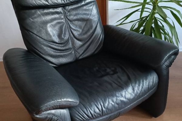 Schwarzer Echtledersessel mit Fußhocker