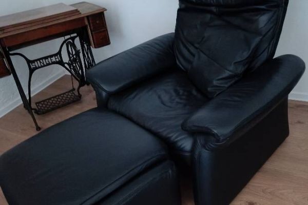 Schwarzer Echtledersessel mit Fußhocker