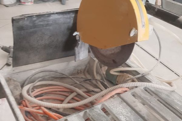 Professioneller Wasserschneider