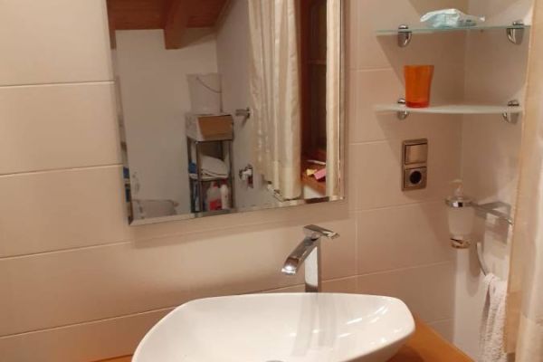 Design-Waschbecken mit Waschtisch, Armatur und Siphon