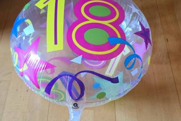Wer braucht Luftballon für Buben oder Mädchen die bald 18 Jahre alt zu