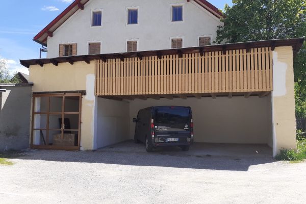 Überdachter Auto-Stellplatz / Verschließbarer Abstellraum