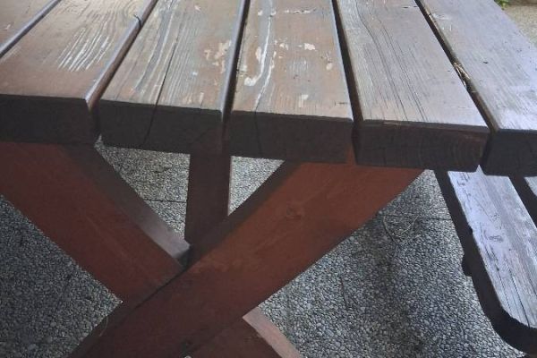 Holztisch und Holzbånke