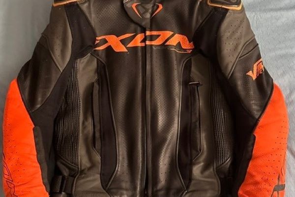 Motorradsbekleidung Jacke, Hose, Stiefel, Helm