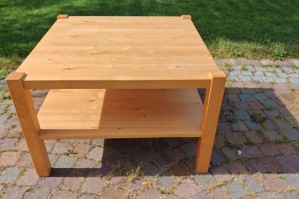 Holztischchen