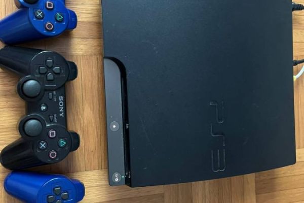 PlayStation 3 Slim Bundle mit 32 Spielen und 3 Controllern
