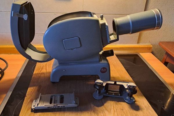alter Diaprojektor leitz