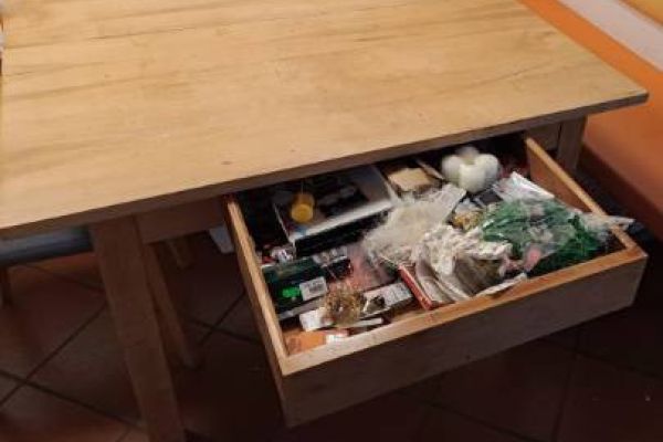 Holztisch mit ausziehbarer Schublade