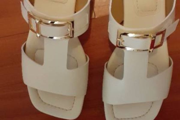 Neuwertige Ledersandalen, weiss