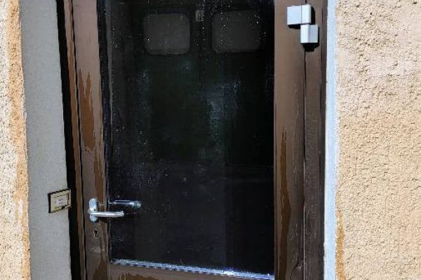 Alutür isoliert
