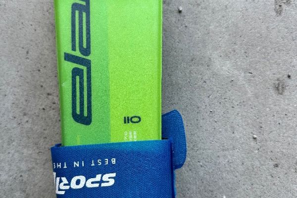 Ski und Schuhe Kinder
