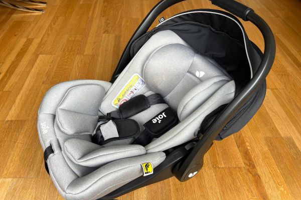 Babyschale für Isofixmontage mit Beobachtungsspiegel gratis dazu