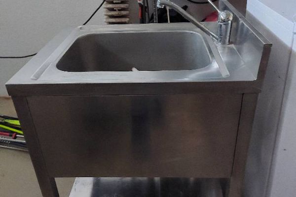 Verkaufe Waschbecken aus Inox mit Wasserhahn