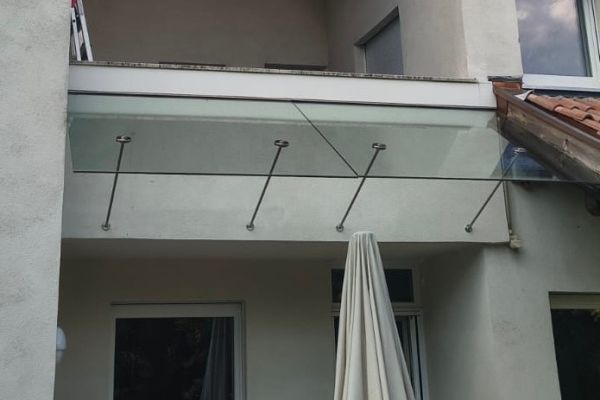Glasdach mit Halterung aus Inox