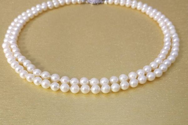 Zweireihiges Perlencollier mit Goldverschluss