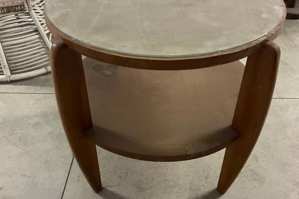 Tisch mit Glasdeckel