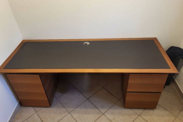 Teilmassiver Nussholz Schreibtisch