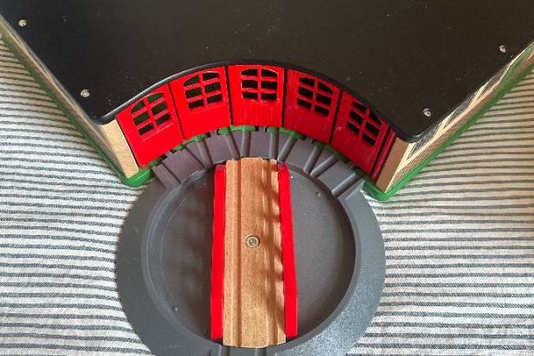 BRIO Set: Großer Ringlokschuppen mit Drehscheibe + Bahnhof