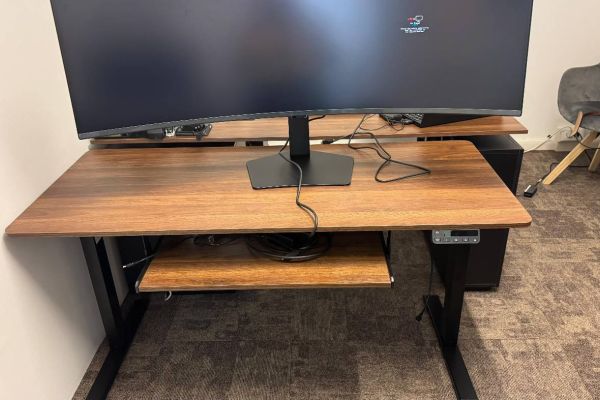 Scrivania con ripiano per tastiera / Schreibtisch mit Tastaturablage