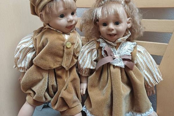2 schöne Sammeler Porzellan Puppen mit Bank