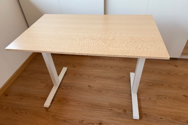 Höhenverstellbarer Schreibtisch