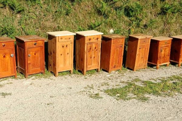 Verschiedene Antike Nachtkästchen