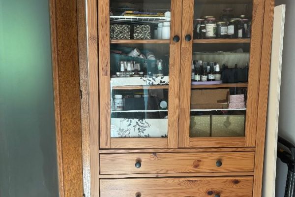 Schrank Vitrine mit Schubladen