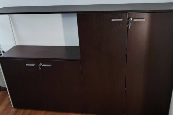 Schreibtisch mit Schrank