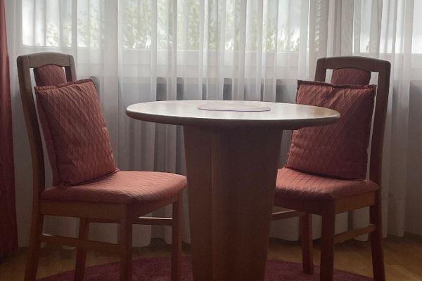 Vollholztisch mit 2 Stühlen