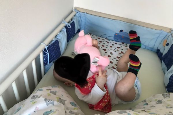 Kinderbett mit Gittern und Bettwäsche
