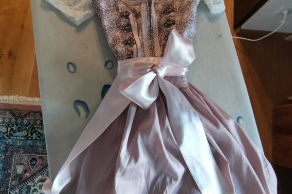 Dirndl mit Spitzenbluse