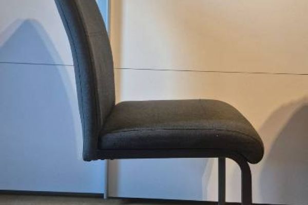 8 moderne Stühle